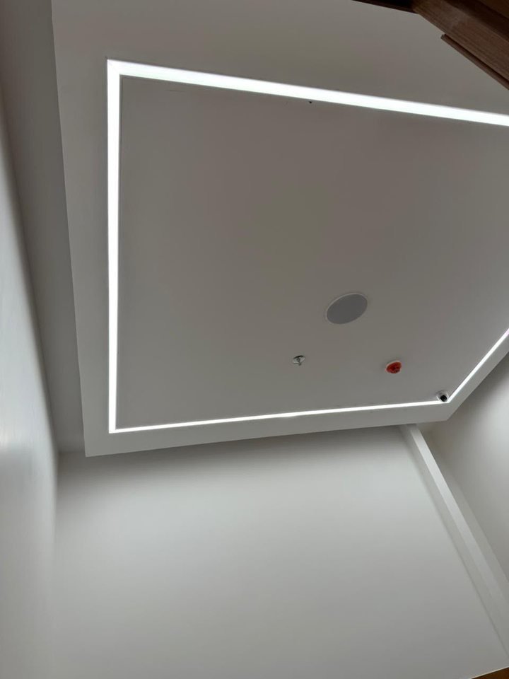Perfil de LED embutido contornando o forro de gesso