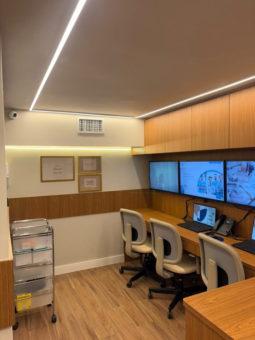 Sala com perfis de LED embutidos no forro e fita sob a marcenaria